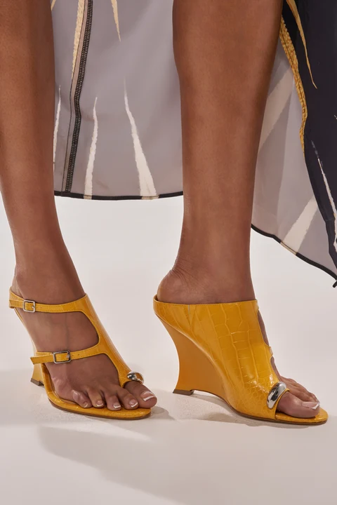 AKIRA GOLD GINO MUSTARD CROC WEDGE SANDAL.  8