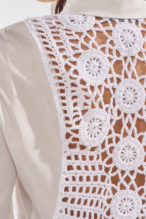 PETAL DRIFT CROCHET DETAIL BLOUSE.     M